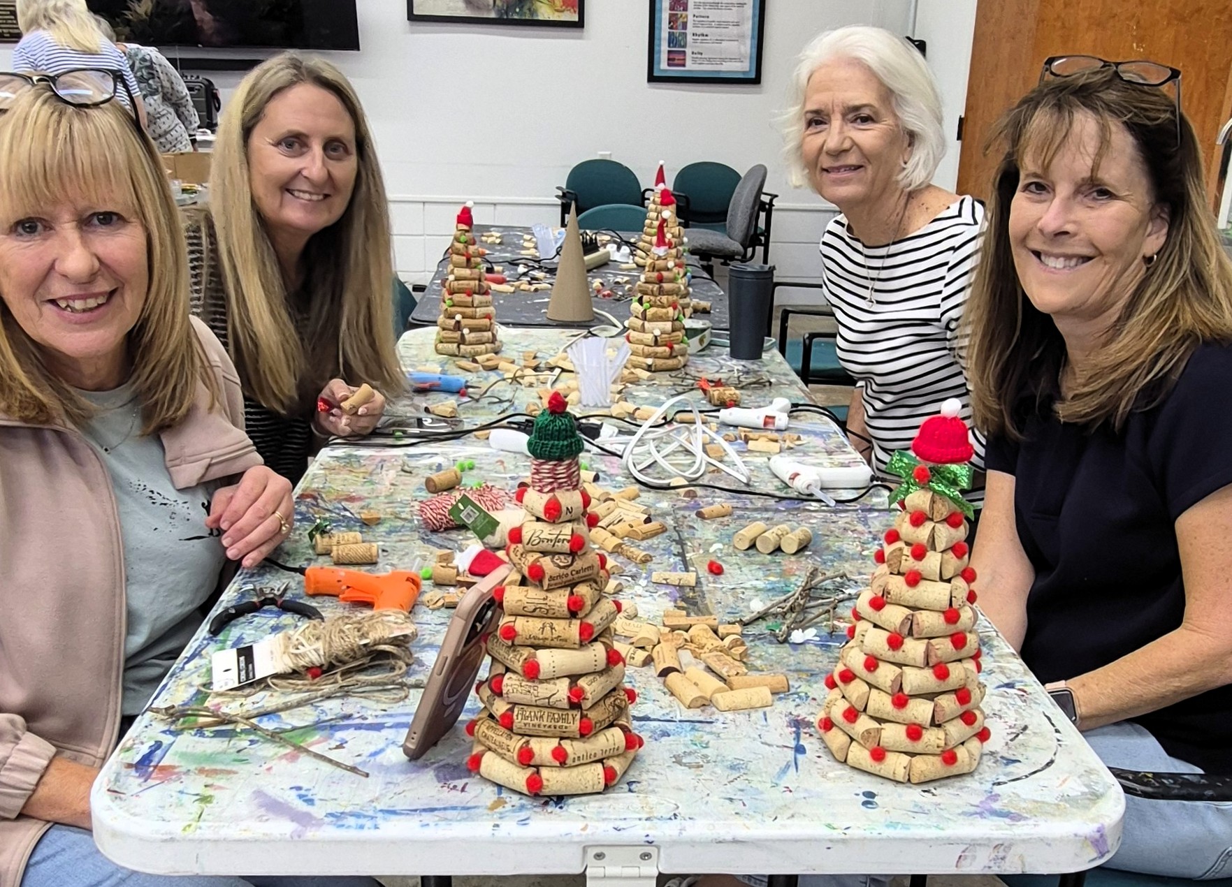 Newcomers Club crafts holiday decorations